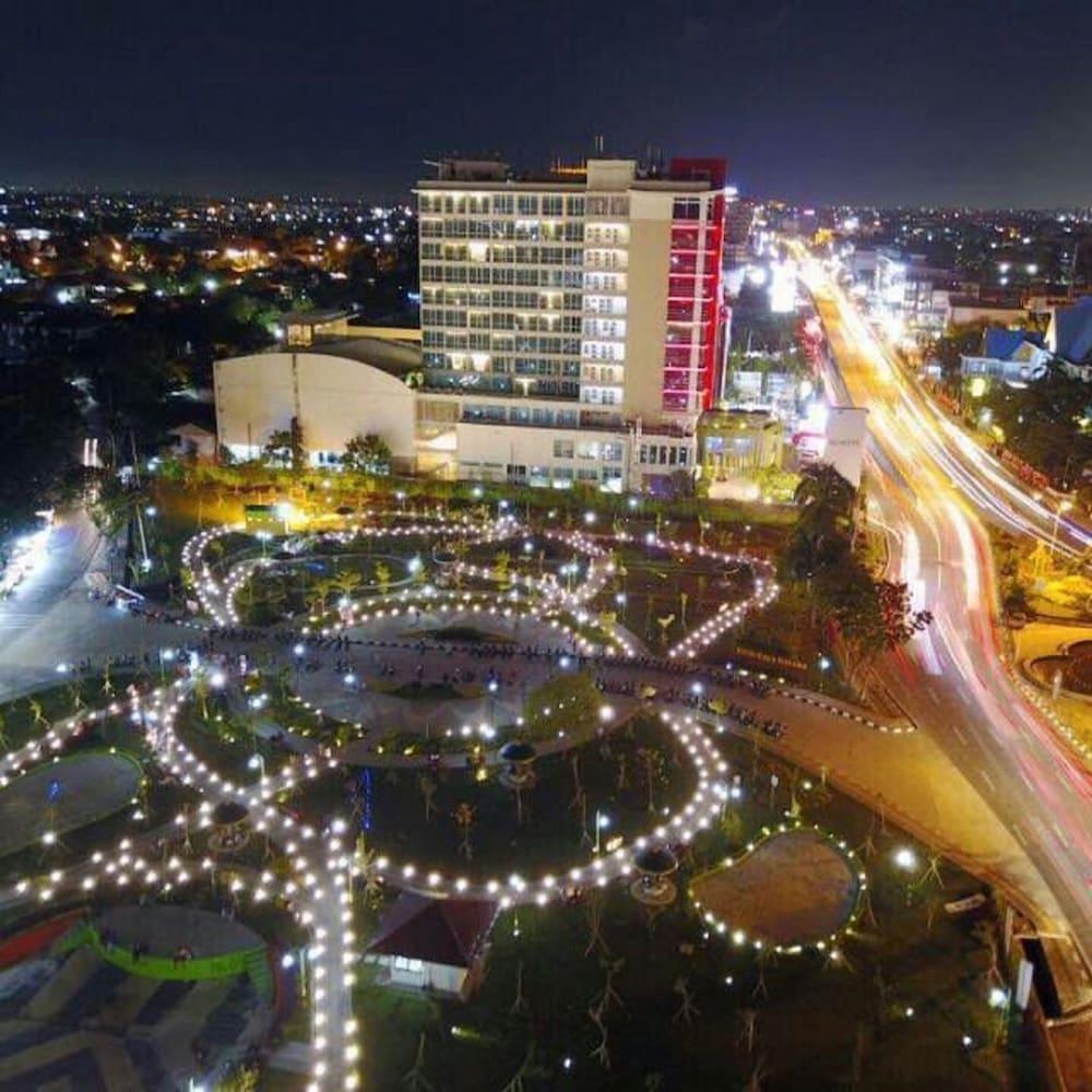 The Premiere Hotel Pekanbaru Exterior photo