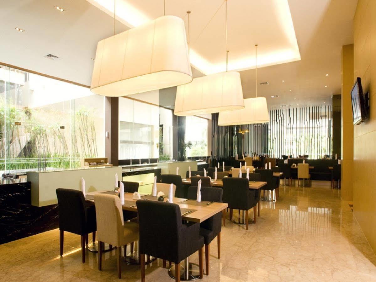 The Premiere Hotel Pekanbaru Exterior photo